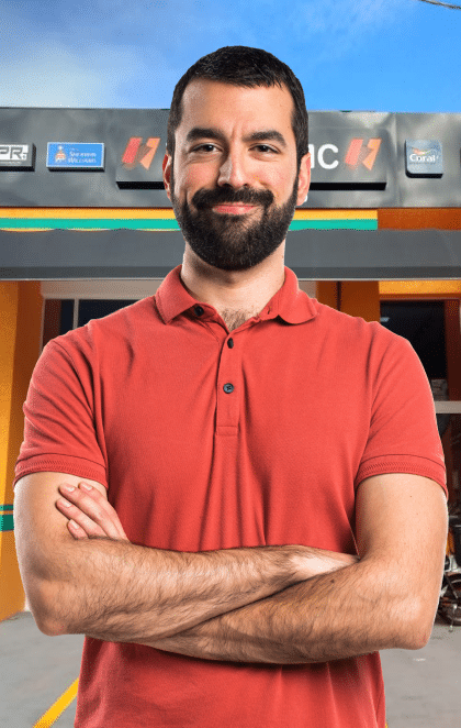 Homem enfrente a loja tintas mc